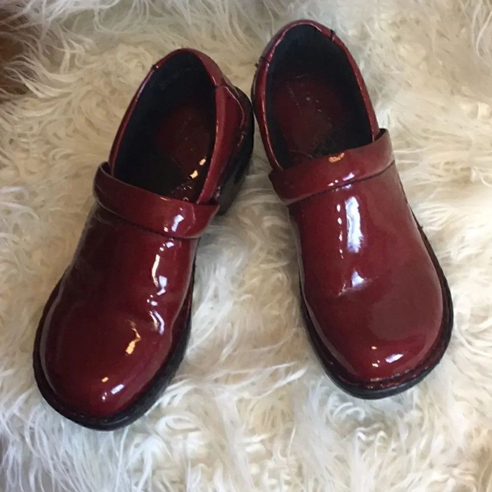 Deep red clog type shoes in size 6 NWOT - Picture 3 of 14